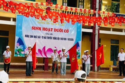 TRƯỜNG TIỂU HỌC QUẤT LÂM TỔ CHỨC BUỔI SINH HOẠT DƯỚI CỜ VỚI CHỦ ĐỀ:” MỪNG SINH NHẬT BÁC – TỰ HÀO TRUYỀN THỐNG ĐỘI (19/5/1890 – 19/5/2026)